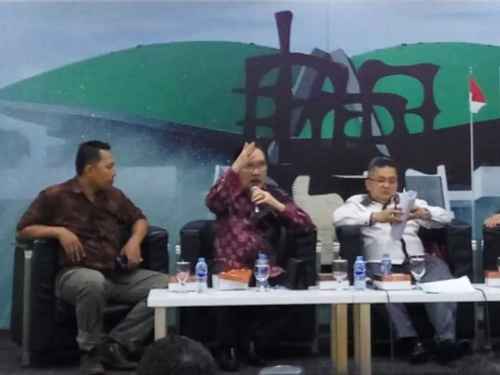 Mantan Ketua Komisi Pemberantasan Korupsi (KPK) Antasari Azhar (tengah) dalam sebuah diskusi di Gedung DPR, Senayan, Jakarta, Jumat (8/11). (Indozone/Mula Akmal)