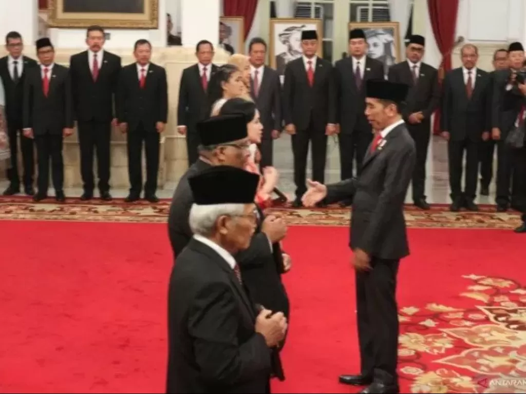 Presiden Joko Widodo menganugerahi gelar pahlawan nasional kepada ahli waris dari enam orang tokoh (ANTARA/Desca Natalia)