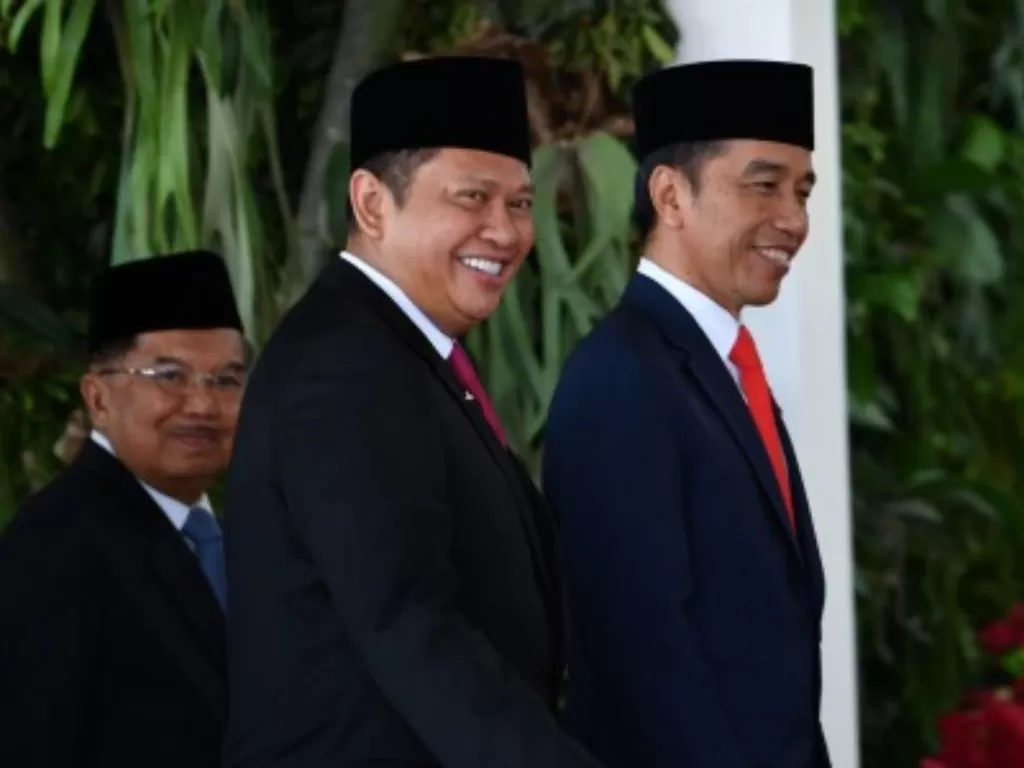 Presiden Joko Widodo (kanan),  Ketua MPR Bambang Soesatyo (kiri) serta Jusuf Kalla (belakang). (Antara/Sigid Kurniawan)