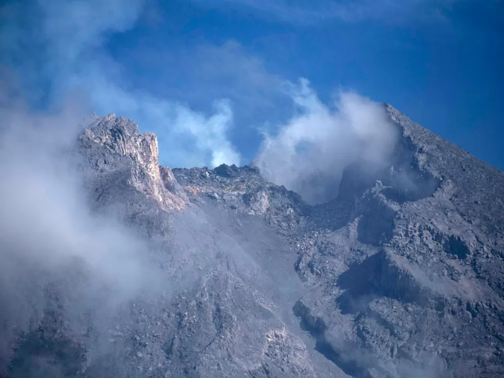 Asap Sulfatara di puncak Gunung Merapi (Antara/Hendra Nurdiyansyah)