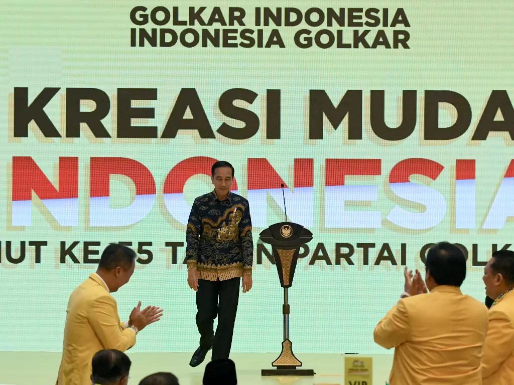 Presiden Joko Widodo berjalan usai memberikan sambutan saat peringatan HUT ke-55 Partai Golkar di Jakarta, Rabu (6/11/2019).( ANTARA FOTO/M Risyal Hidayat/foc).