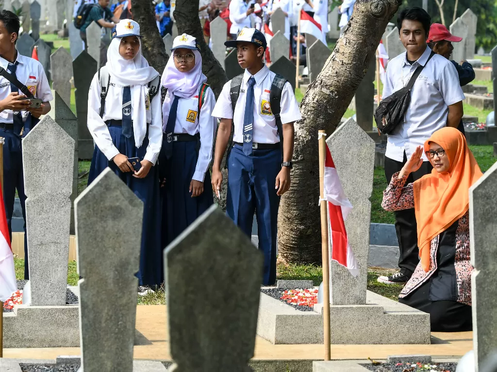Pelajar memberi hormat ketika melakukan ziarah dan tabur bunga saat peringatan hari Pahlawan di Taman Makam Pahlawan Nasional Utama Kalibata, Jakarta, Minggu (10/11/2019). (ANTARA FOTO/Galih Pradipta/hp).