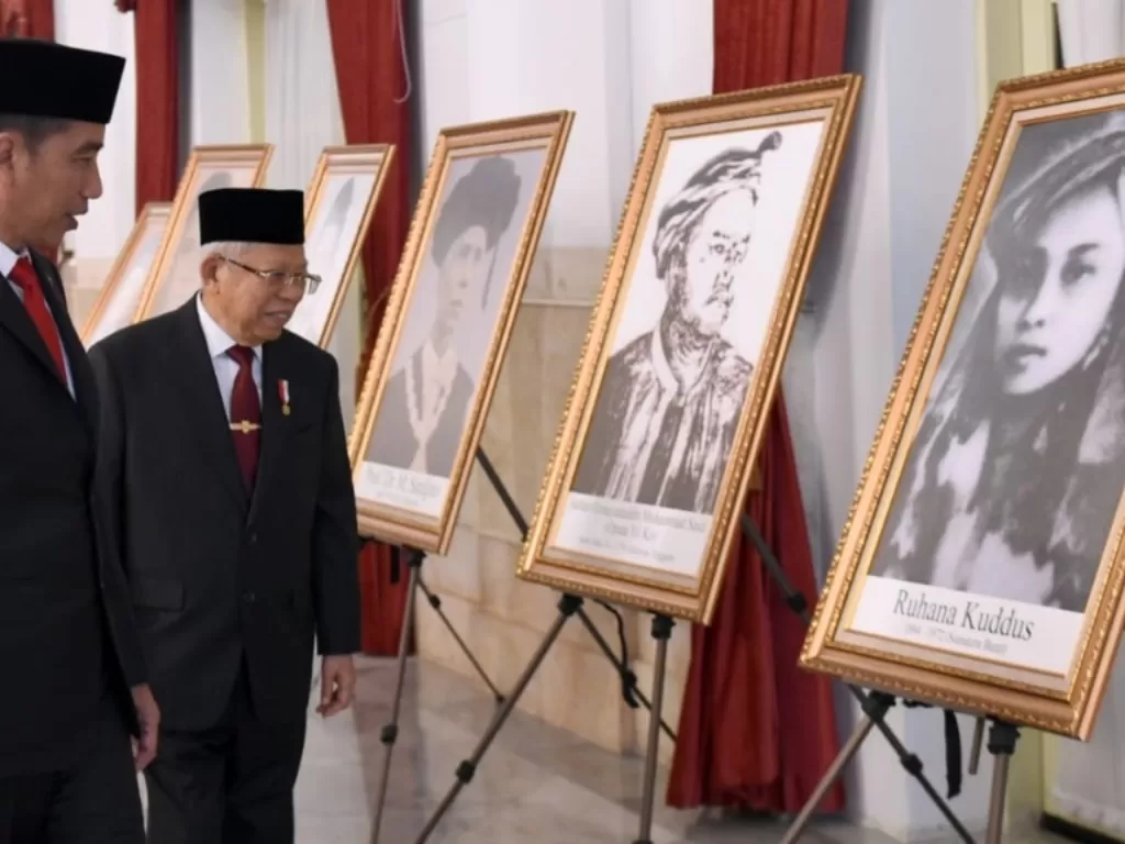 Presiden Jokowi dan Wapres Ma'ruf Amin saat melihat foto Pahlawan Nasional.(BPMI Setpres/Muchlis Jr).