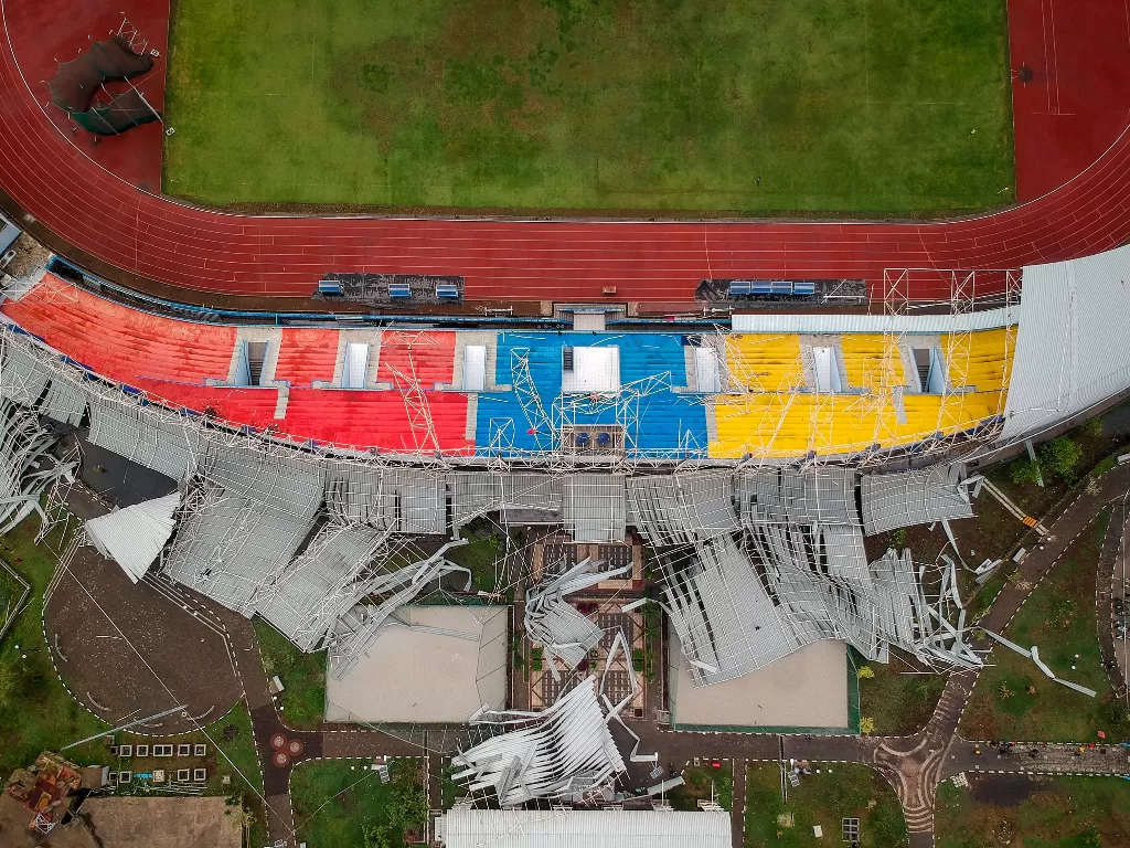 Foto udara Stadion sepak bola Sport Center Jabar yang ambruk di Arcamanik, Bandung, Jawa Barat, Sabtu (9/11/2019). (ANTARA FOTO/Raisan Al Farisi/foc).