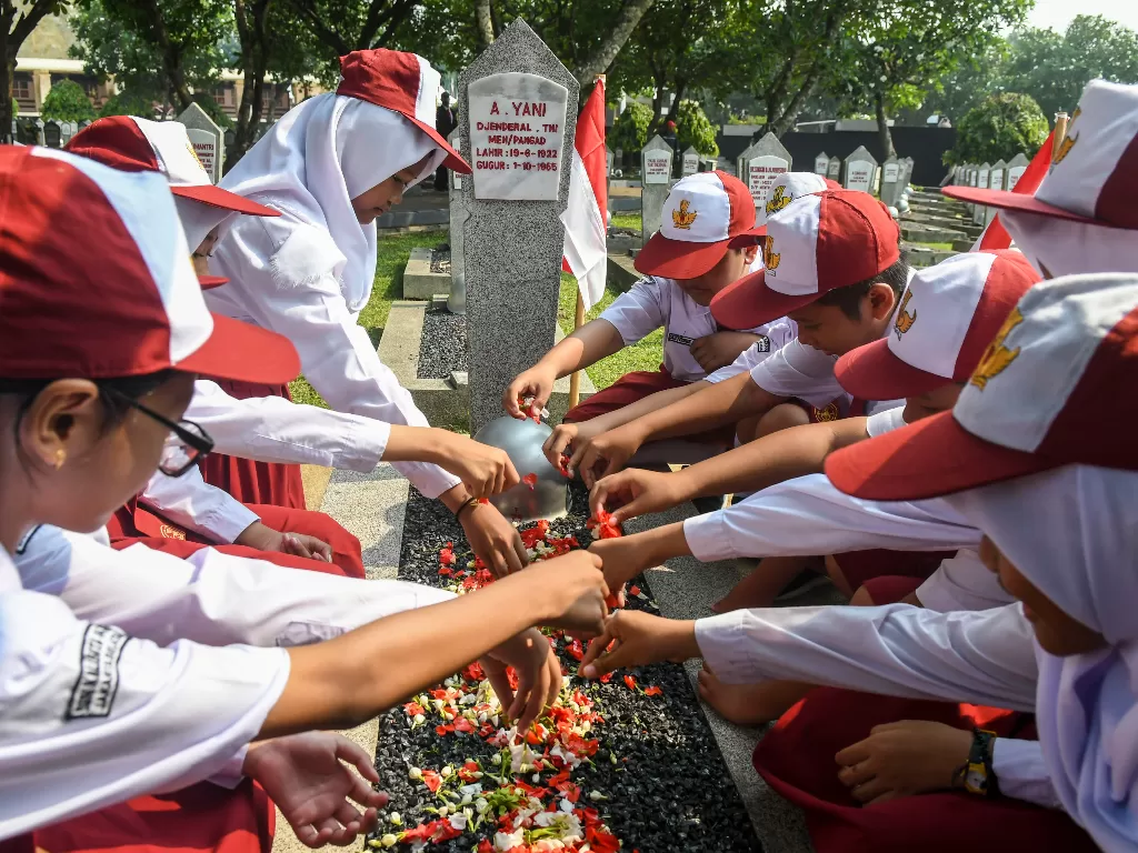 Pelajar melakukan ziarah dan tabur bunga saat peringatan hari Pahlawan di Taman Makam Pahlawan Nasional Utama Kalibata, Jakarta, Minggu (10/11/2019). (ANTARA FOTO/Galih Pradipta/hp).
