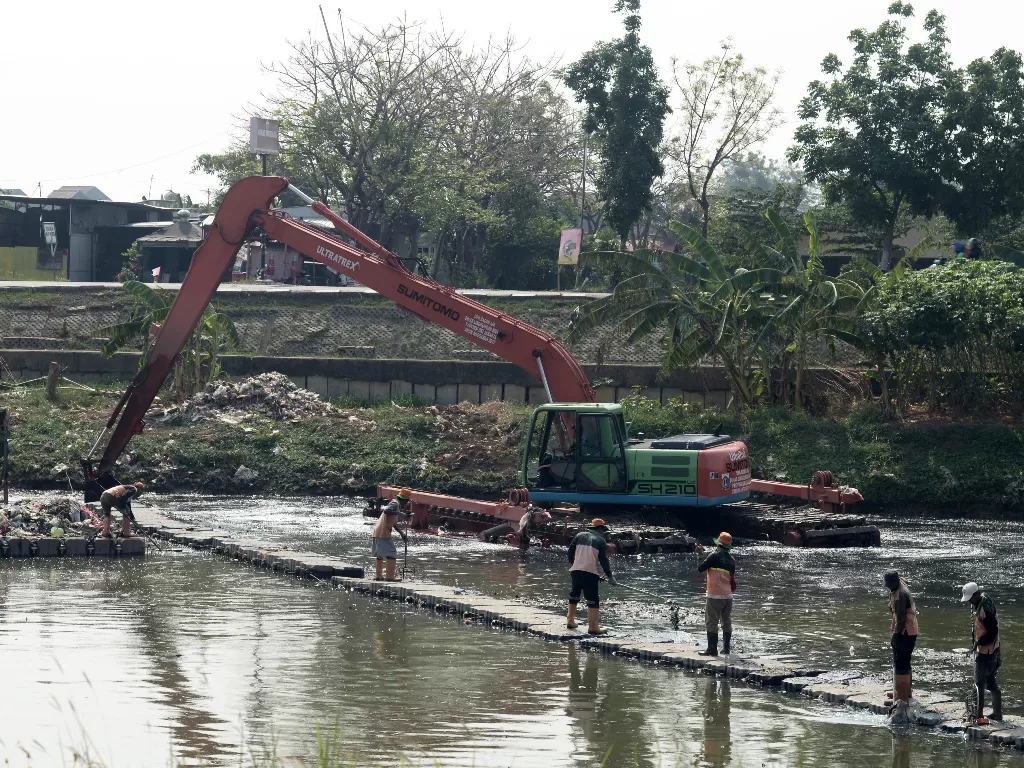 Dinas Lingkungan Hidup Provinsi Daerah Khusus Ibukota (DKI) Jakarta membersihkan sampah di aliran Kanal Banjir Timur (KBT), Jakarta, Kamis (7/11/2019). (ANTARA FOTO/Suwandy/wsj).