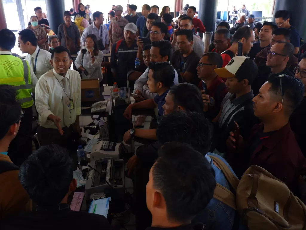 Sejumlah calon penumpang Sriwijaya Air melakukan protes kepada petugas karena penerbangan mereka ditunda hingga berjam-jam, di Terminal 2D, Bandara Soekarno - Hatta, Tangerang, Banten, Kamis (7/11/2019). (ANTARA FOTO/Iggoy el Fitra)