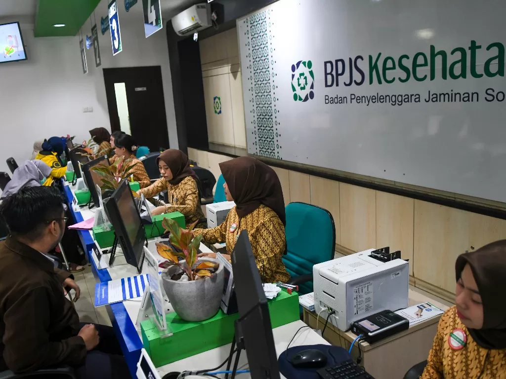 Pegawai melayani warga di kantor Badan Penyelenggara Jaminan Sosial (BPJS) Kesehatan Jakarta Pusat, di kawasan Matraman, Jakarta, Selasa (5/11/2019).(ANTARA FOTO/Galih Pradipta/pd).