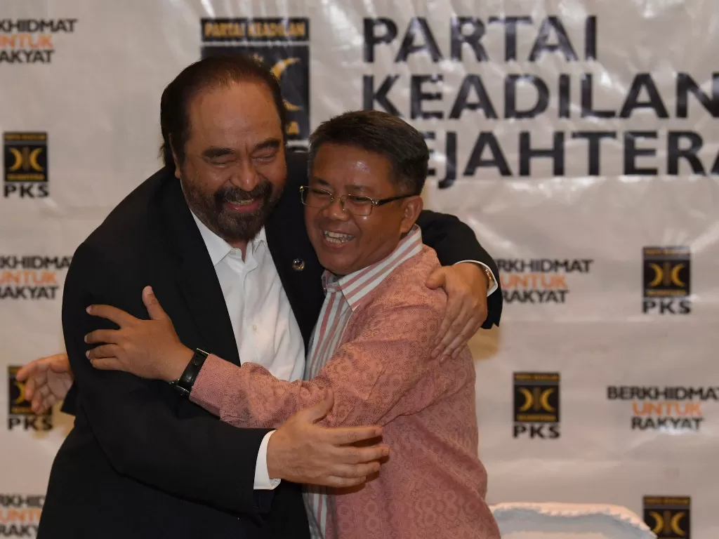 Ketua Umum Partai Nasional Demokrat (Nasdem) Surya Paloh (kiri) berpelukan dengan Presiden Partai Keadilan Sejahtera (PKS) Sohibul Iman, Rabu (30/10/2019). (ANTARA FOTO/Puspa Perwitasari/foc).