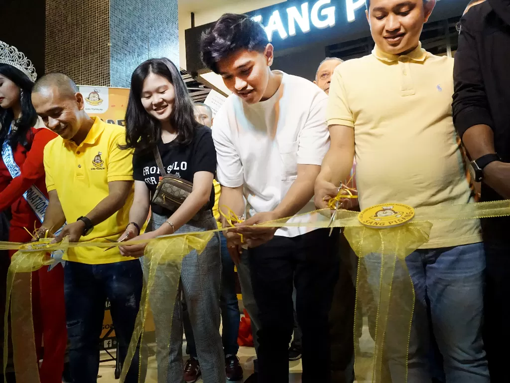 CEO Sang Pisang Kaesang Pangarep (keempat kanan) menggunting pita menandai pembukaan outlet Sang Pisang di Mall Pavilion, Bukit Bintang, Kuala Lumpur, Sabtu (26/10/2019). (ANTARA/Agus Setiawan/ama).