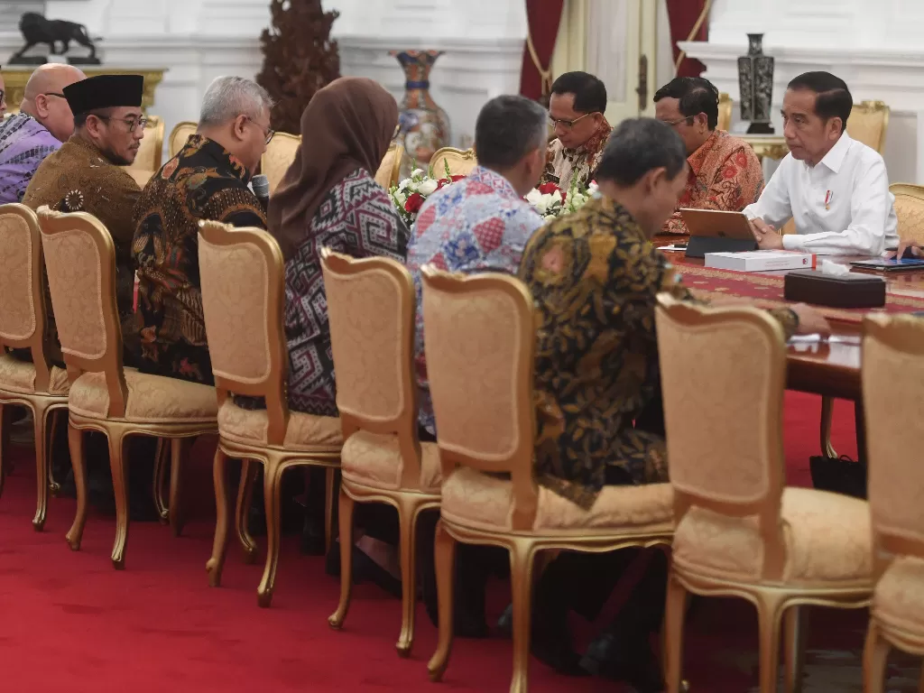 Presiden Joko Widodo (kanan) menerima pimpinan Komisi Pemilihan Umum (KPU) di Istana Merdeka, Jakarta, Senin (11/11). (Antara/Akbar Nugroho Gumay)