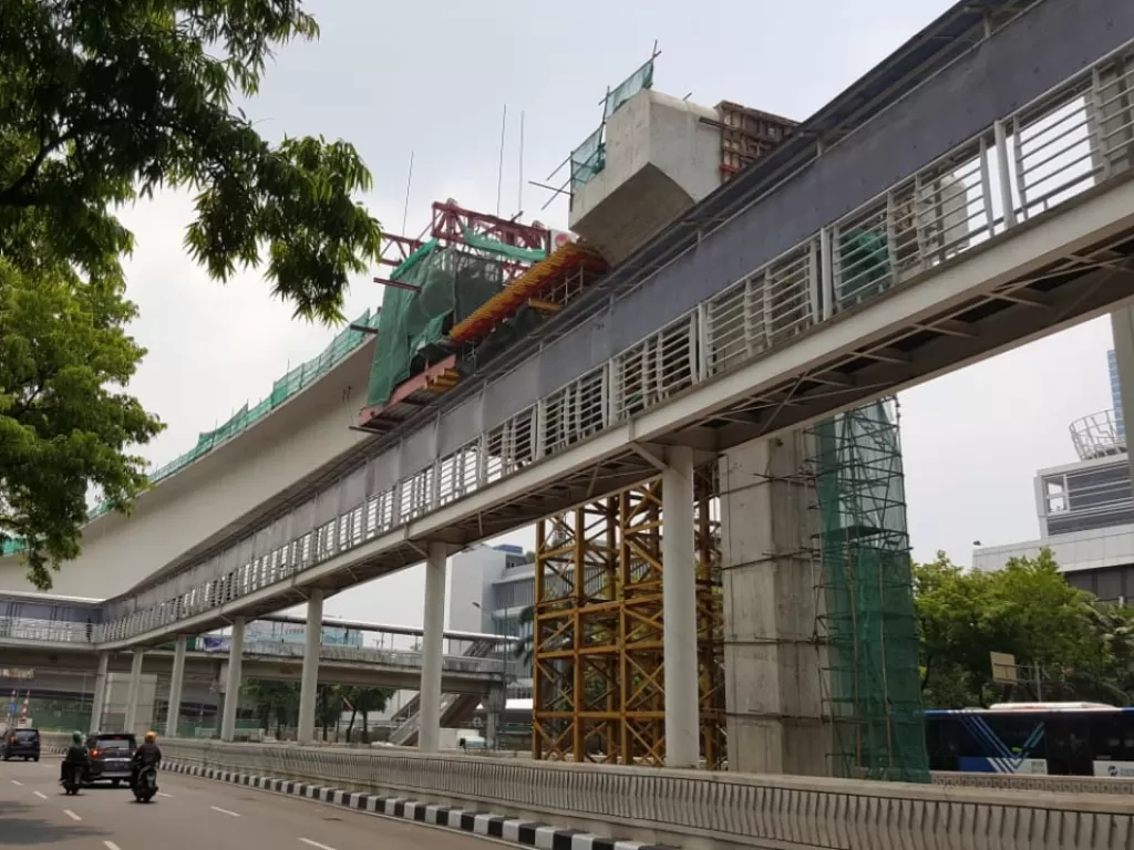 Jembatan lengkung bentang panjang kuningan proyek LRT terintegrasi Jabodebek, Senin (11/11) (Indozone/Sigit Nugroho)