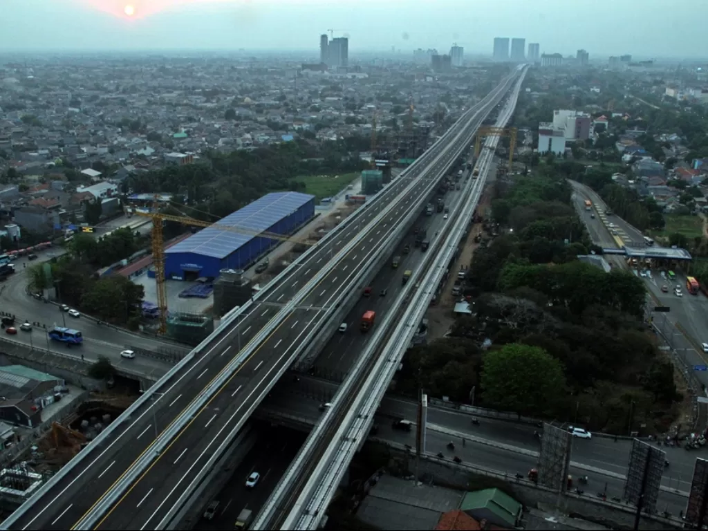 Light Rail Transit (LRT) di samping jalan Tol Jakarta-Cikampek di kawasan Bekasi Timur, Jawa Barat. (Antara/Risky Andrianto)