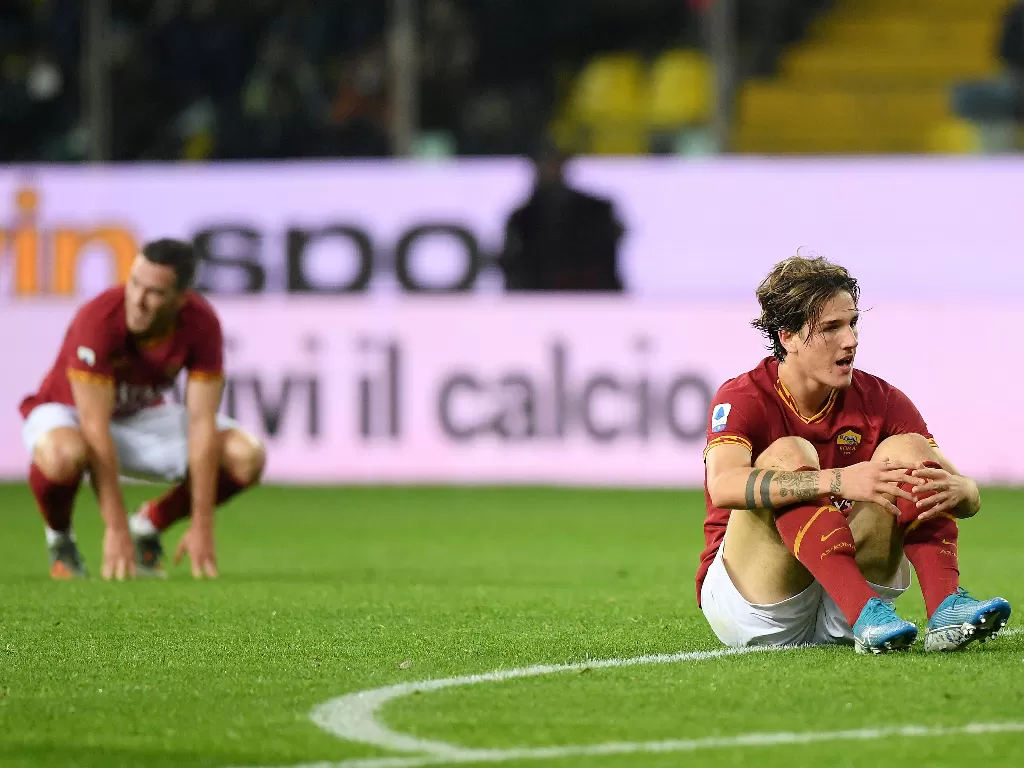 Dua pemain Roma terduduk lesu usai kekalahan dari Parma 2-0. (Reuters/Alberto Lingria)