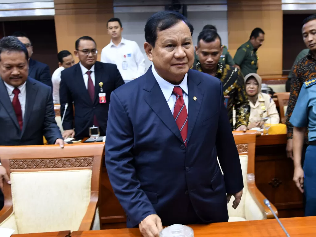 Menteri Pertahanan Prabowo Subianto saat mengikuti rapat kerja perdana dengan Komisi I DPR di Kompleks Parlemen, Jakarta, Senin (11/11). (Antara/Aditya Pradana Putra)
