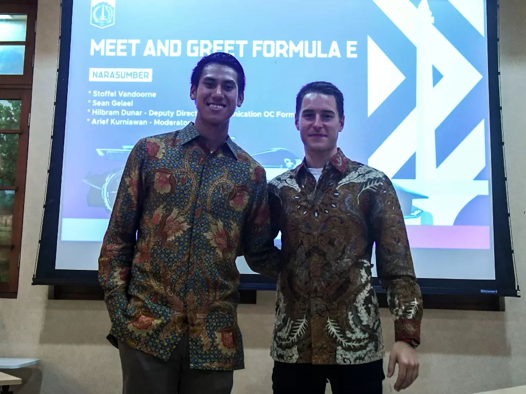 Pembalap asal Indonesia, Sean Gelael (kiri) bersama Pembalap Formula E asal Belgia Stoffel Vandoorne (kanan) berfoto bersama usai konfrensi pers terkait persiapan Formula E Jakarta di Balai Kota, Selasa (12/11). (Antara/Galih Pradipta)
