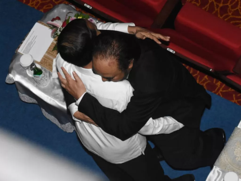 Presiden Jokowi berpelukan dengan Surya Paloh ketika HUT ke-8 Nasdem di Jakarta International Teathre, Jakarta, Senin (11/11). (Antara/Indrianto Eko Suwarso)