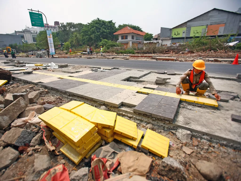 Pekerja melakukan pengerjaan proyek trotoar di kawasan Kemang, Jakarta Selatan. (Antara/Reno Ensir)