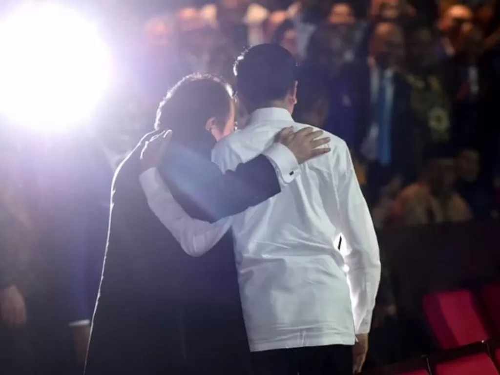 Jokowi ketika berpelukan dengan Surya Paloh. Jokowi pun turut menjelaskan pelukan Surya Paloh dengan Sohibul Iman (dok. Biro Pers).