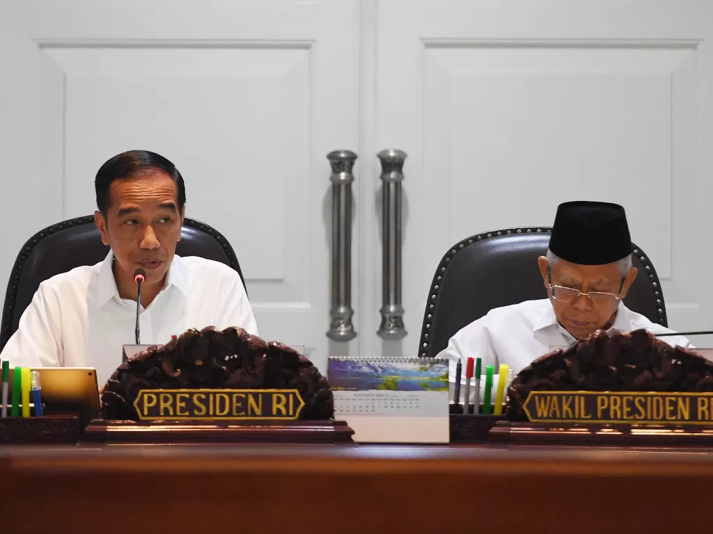 Presiden Joko Widodo (kiri) didampingi Wakil Presiden Ma'ruf Amin (kanan) memimpin rapat terbatas di Kantor Presiden, Jakarta, Selasa (12/11). (Antara/Akbar Nugroho Gumay)
