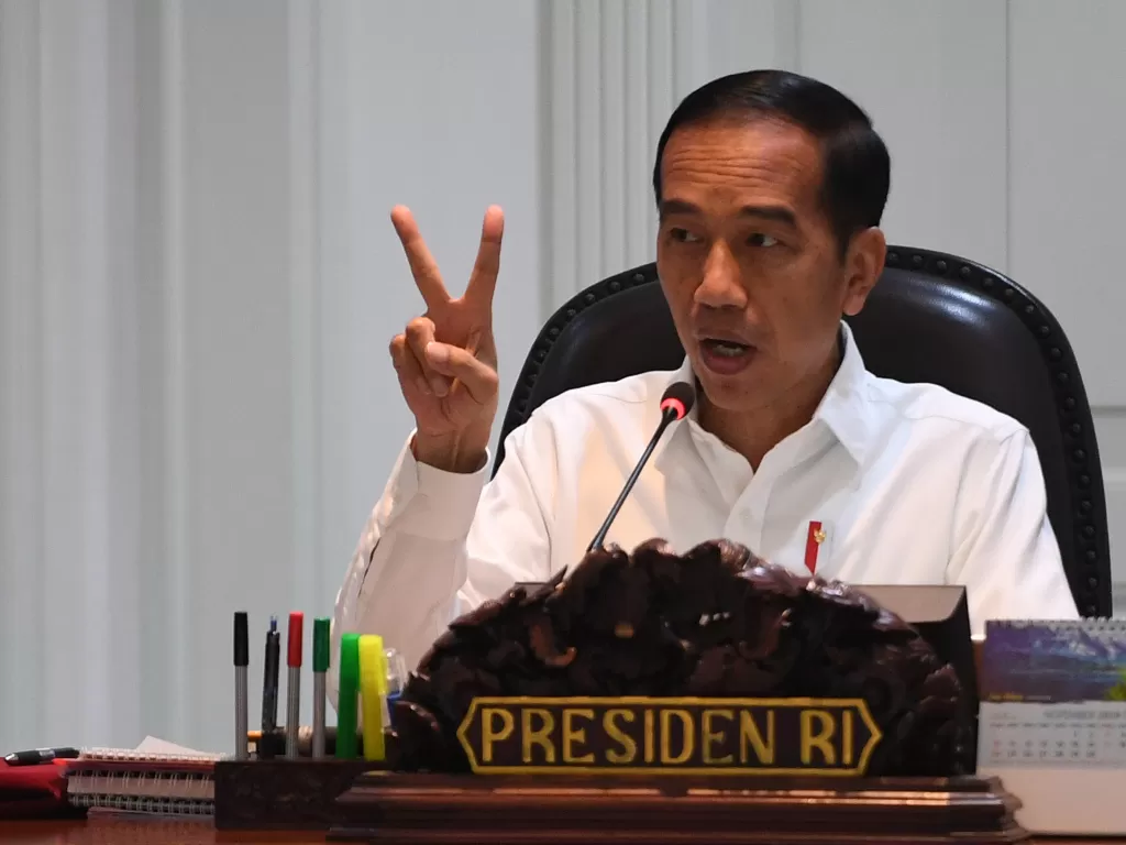 Presiden Joko Widodo memimpin rapat terbatas di Kantor Presiden, Jakarta, Senin (11/11). (Antara/Akbar Nugroho Gumay)
