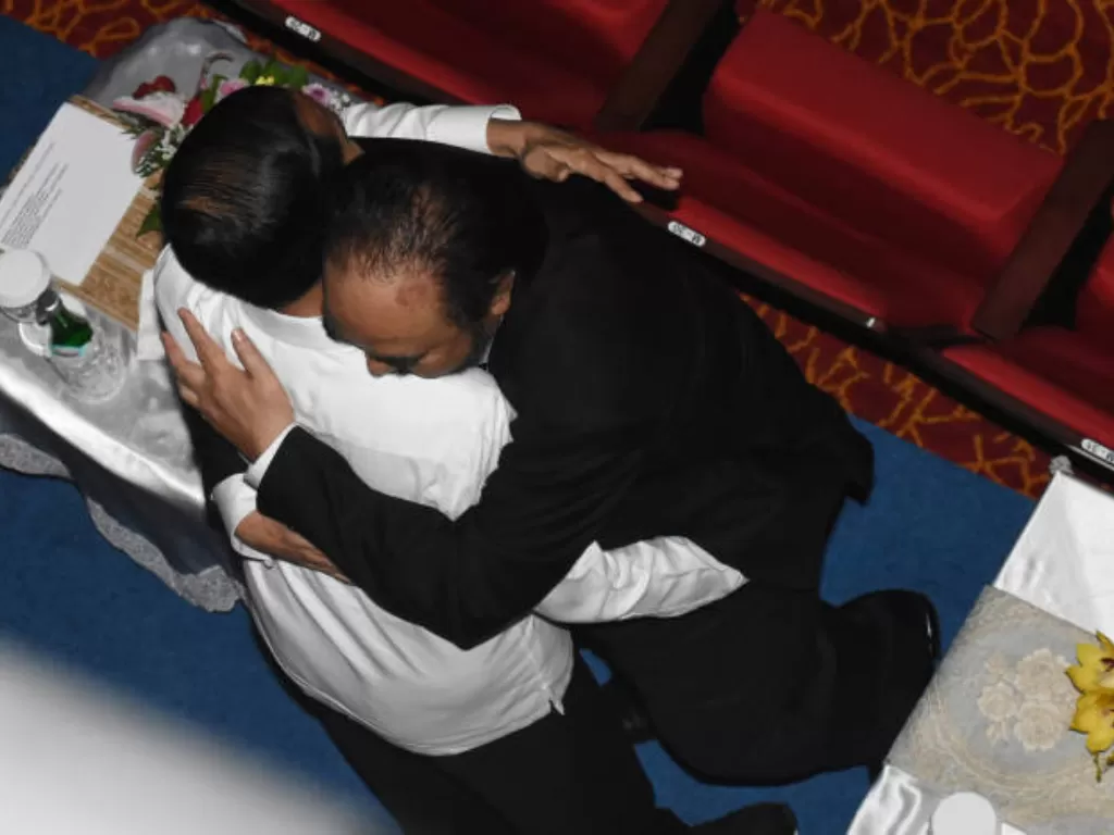 Presiden Jokowi berpelukan dengan Surya Paloh ketika HUT ke-8 Nasdem di Jakarta International Teathre, Jakarta, Senin (11/11). (Antara/Indrianto Eko Suwarso).