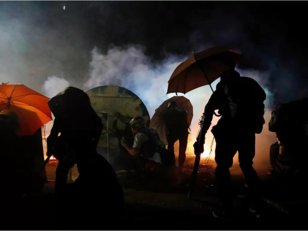 Pengunjuk rasa saat berlindung di kawasan Chinese University, Hong Kong, dalam bentrokan Selasa (13/11) malam. (Reuters/Tyrone Siu)
