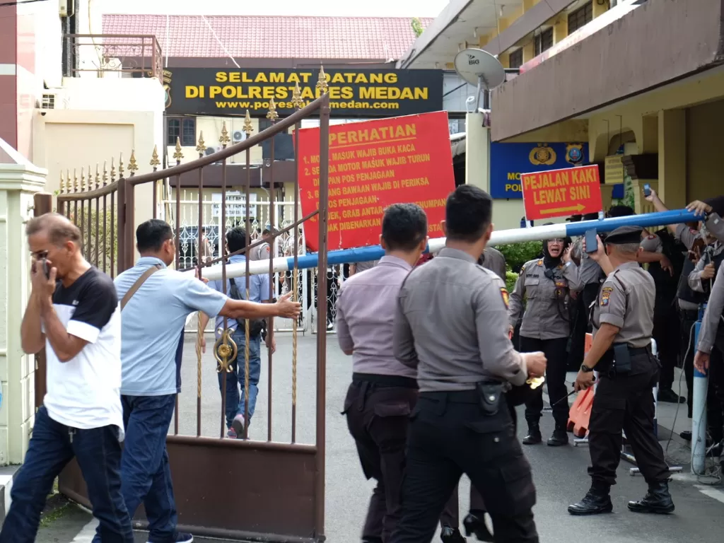 Polisi berjaga pascabom bunuh diri di Mapolrestabes Medan, Sumut, Rabu (13/11). (Antara/Irsan Mulyadi)