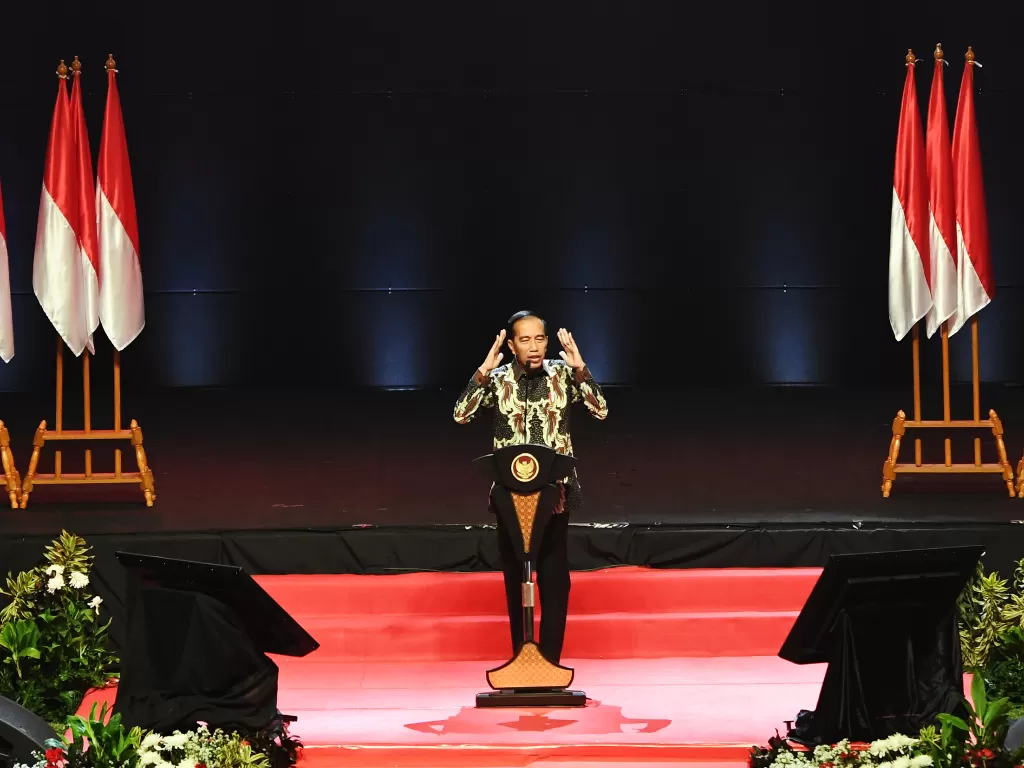 Presiden Joko Widodo memberikan pidato saat menghadiri Rakornas Indonesia Maju antara Pemerintah Pusat dan Forum Koordinasi Pimpinan Daerah (Forkopimda) di Bogor, Jawa Barat, Rabu (13/11). (Antara/Akbar Nugroho Gumay)