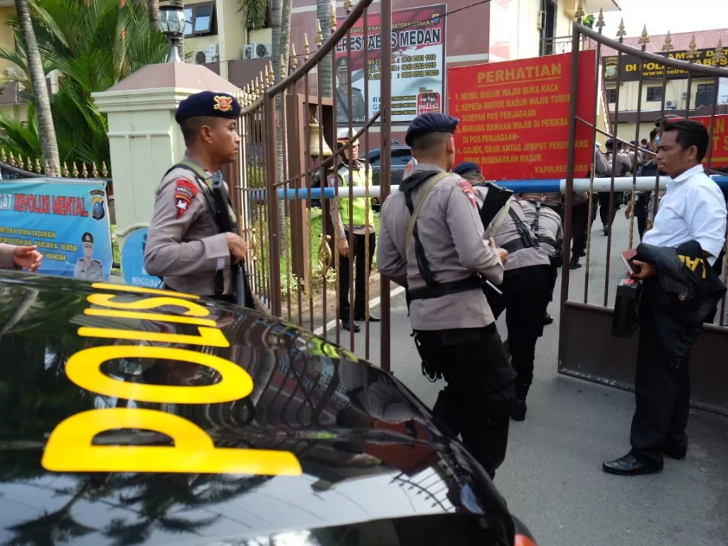 Polisi berjaga pascabom bunuh diri di Mapolrestabes Medan, Sumut, Rabu (13/11). (Antara/Irsan Mulyadi)