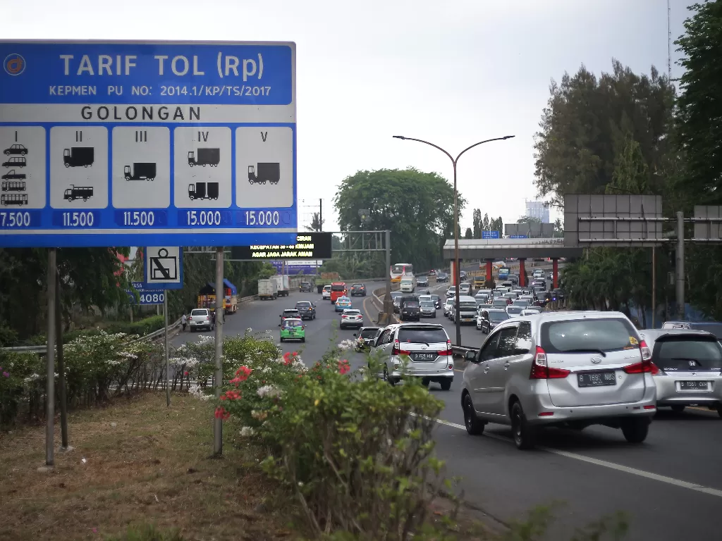 Sejumlah kendaraan melintas di Jalan Tol Jakarta-Tangerang di Banten, Sabtu (2/11). Pada 2020, pembayaran tol bakal pakai teknologi nirsentuh (Antara/Fauzan).