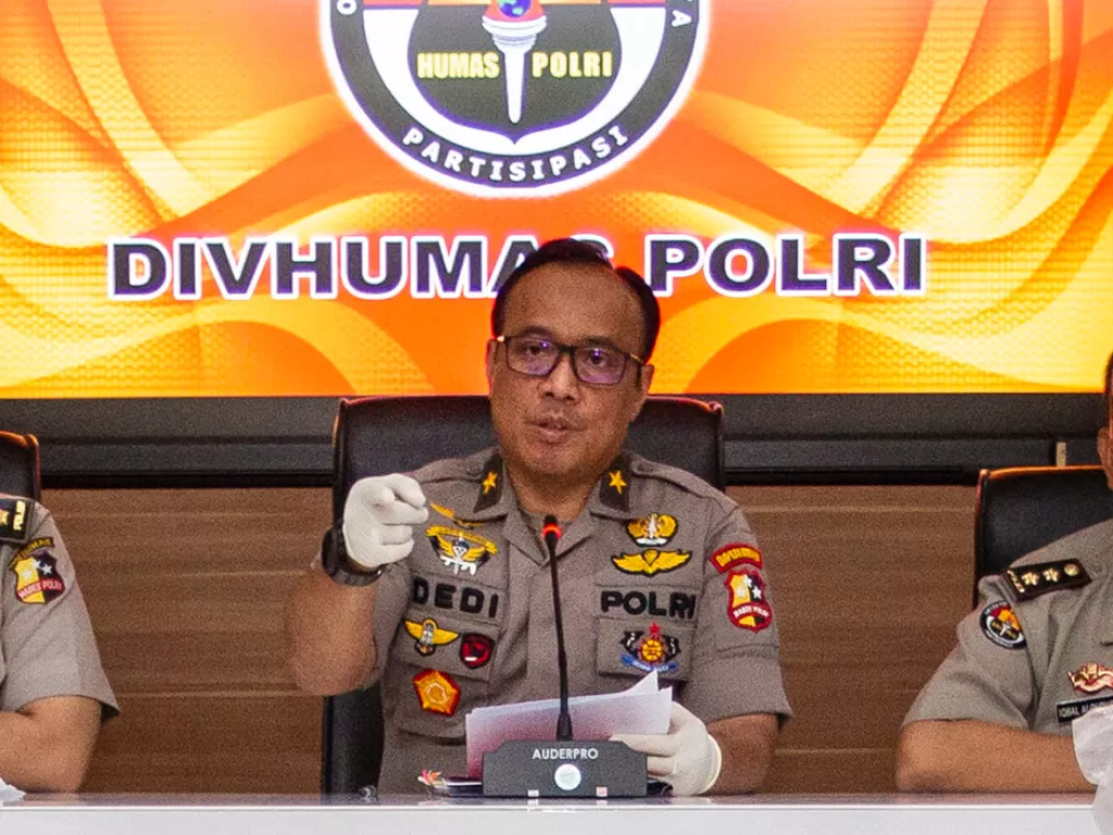 Karopenmas Divisi Humas Polri Brigjen Pol Dedi Prasetyo mengatakan pelaku bom bunuh diri di Polrestabes Medan aktif di media sosial, salah satunya YouTube (Antara/Dhemas Reviyanto).