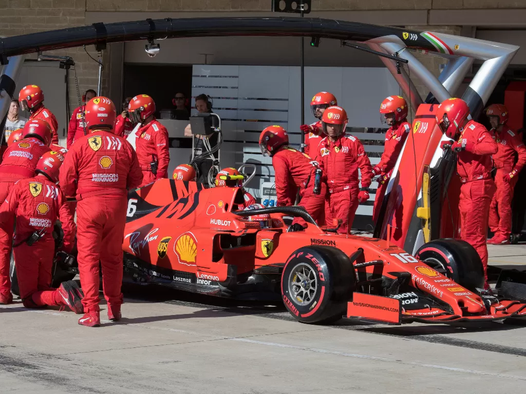 ebalap Ferrari Charles Leclerc mengendarai mobil SF90 di pit ketika Grand Prix Amerika Serikat di Sirkuit Americas, Austin, Texas. (Reuters/Mark Ralston)