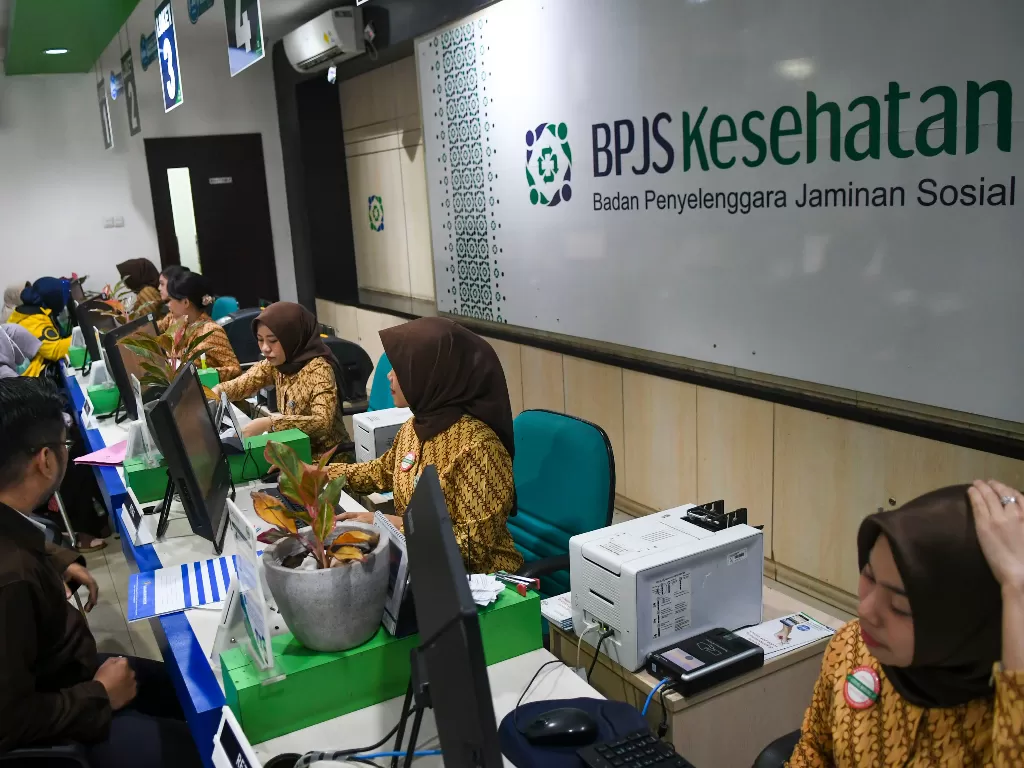 Pegawai melayani warga di kantor Badan Penyelenggara Jaminan Sosial (BPJS) Kesehatan. (Antara Foto/Galih Pradipta)