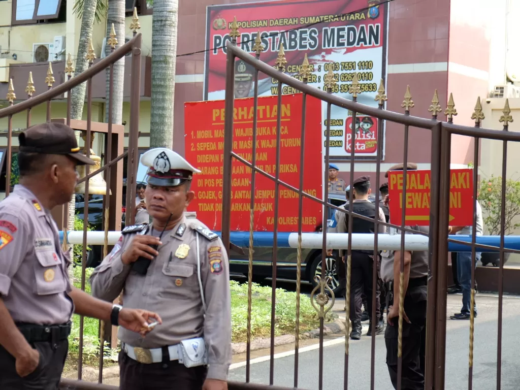 Polisi berjaga pasca bom bunuh diri di Mapolrestabes Medan, Sumut, Rabu (13/11). (Antara/Irsan Mulyadi)