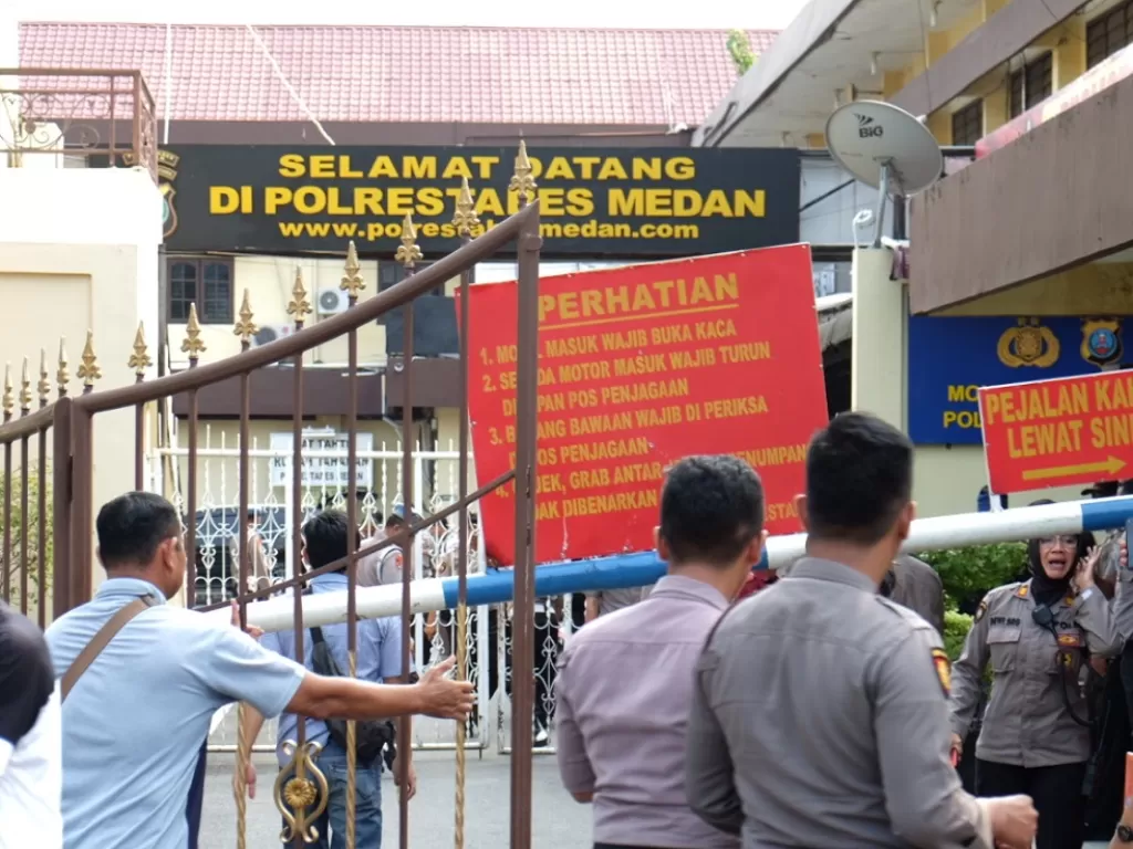 Suasana di Mapolrestabes Medan pascabom bunuh diri, Rabu (13/11). (Antara/Irsan Mulyadi)