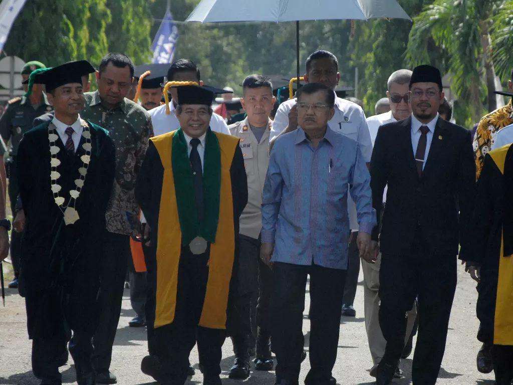 Mantan Wakil Presiden Jusuf Kalla (tengah) didampingi Rektor Universitas Islam Negeri (UIN) Makassar Hamdan Juhannis (kedua kiri) di kampus UIN Samata, Rabu (13/11). (Antara/Abriawan Abhe)