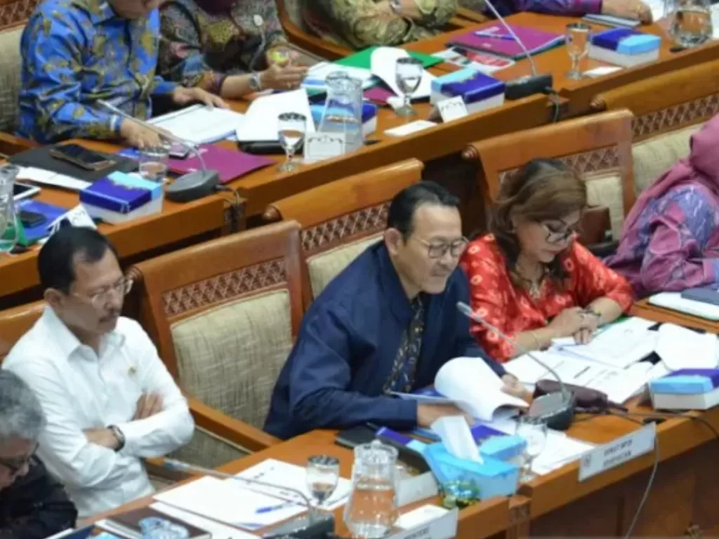 Direktur Utama Badan Penyelenggara Jaminan Sosial (BPJS) Kesehatan Fachmi Idris (tiga kiri) dan Menteri Kesehatan Terawan Agus Putranto (dua kiri) saat rapat kerja dengan Komisi IX DPR di Jakarta, Rabu (6/11). (Antara/Dewanto Samodro)