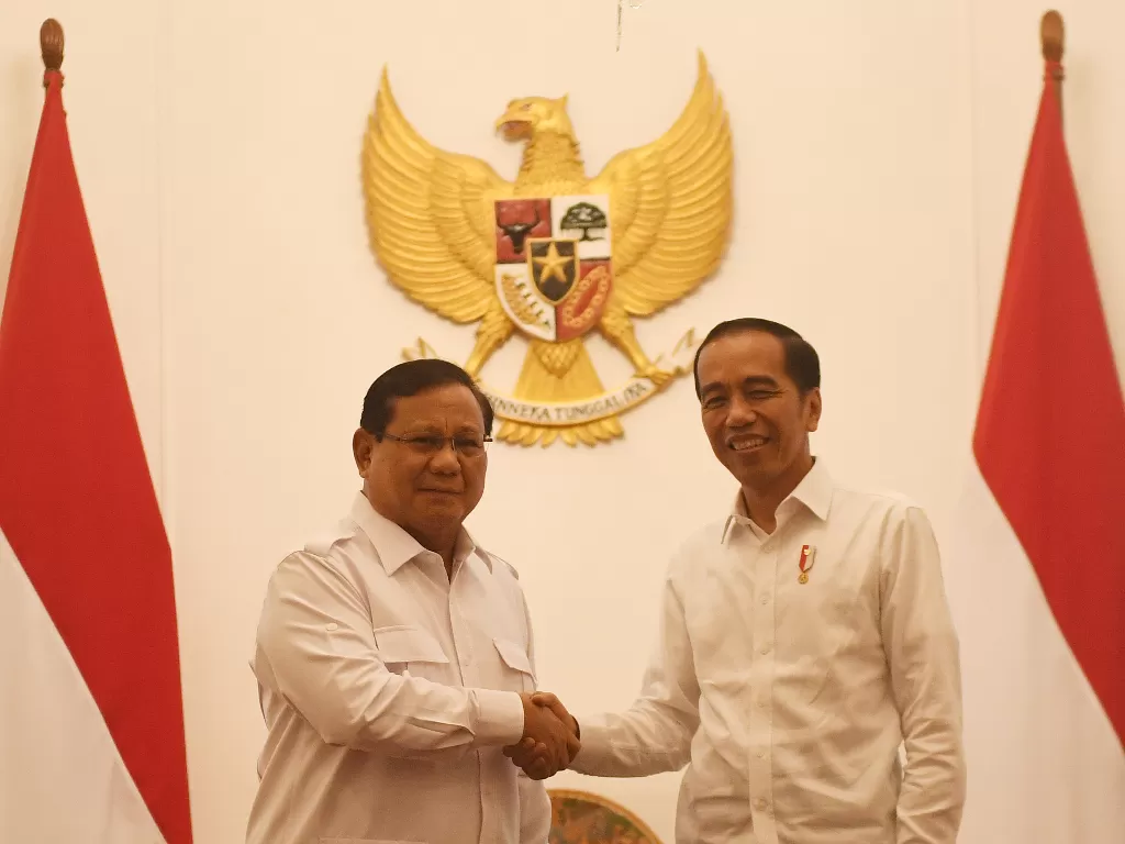 Presiden Joko Widodo (kanan) berjabat tangan dengan Menteri Pertahanan Prabowo Subianto. Mereka bakal membahas polemik Habib Rizieq yang diklaim dicekal (Antara/Akbar Nugroho Gumay).