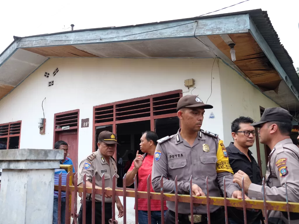 Polisi berjaga di depan rumah keluarga terduga pelaku aksi bom bunuh diri Mapolrestabes Medan, di Jalan Jangka, Gang Tenteram, Medan, Sumatera Utara, Rabu (13/11). (Antara/Irsan Mulyadi)