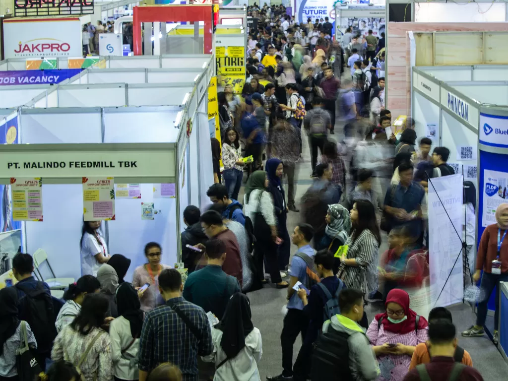 Sejumlah pencari kerja mencari informasi di stan-stan perusahaan dalam Indonesia Career Expo Jakarta di Balai Kartini, Jakarta, Rabu (16/10/2019). ( ANTARA FOTO/Aprillio Akbar/ama).