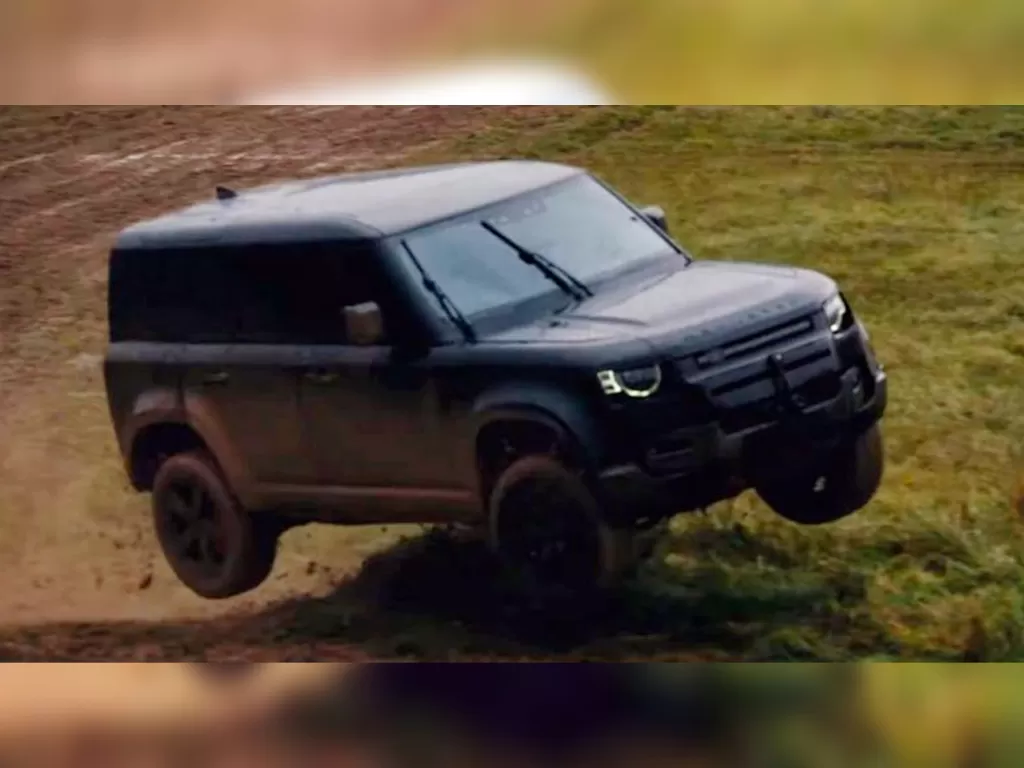 Aksi All New Land Rover Defender dalam film James Bond. (Carscoops)