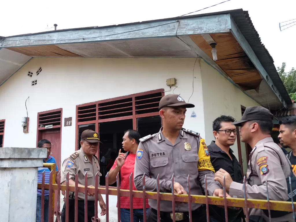 Polisi berjaga di depan rumah keluarga terduga pelaku aksi bom bunuh diri Mapolrestabes Medan, Sumatera Utara, Rabu (13/11). (Antara/Irsan Mulyadi)