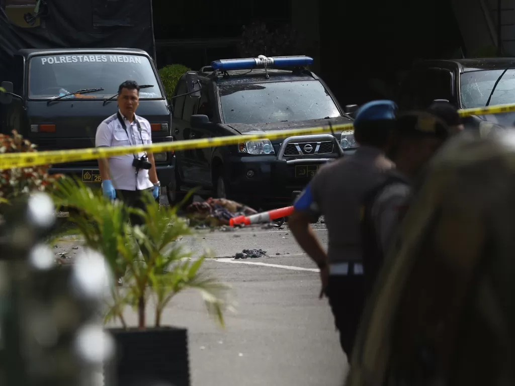 Polisi berjaga setelah aksi bom bunuh diri di Polrestabes Medan, Sumut, Rabu (13/11). (Antara/Irsan Mulyadi).