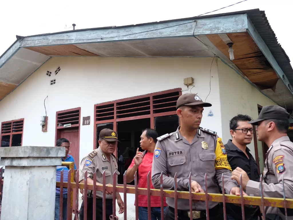 Polisi berjaga di depan rumah keluarga terduga pelaku aksi bom bunuh diri Mapolrestabes Medan, di Jalan Jangka, Medan, Sumatera Utara, Rabu (13/11). (Antara/Irsan Mulyadi)
