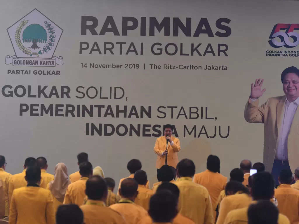 Ketua Umum Partai Golkar Airlangga Hartarto memberikan sambutan pada acara Rapimnas Partai Golkar di Jakarta, Kamis (14/11). (Antara/Muhammad Adimaja)
