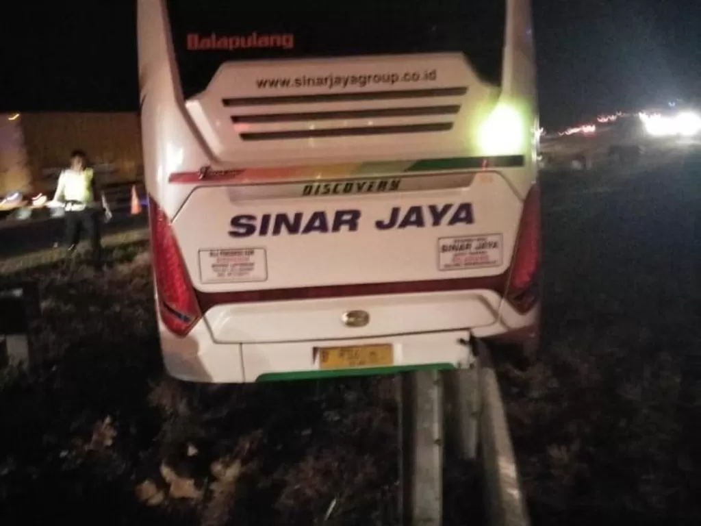 Kecelakaan Bus Sinar Jaya dan Bus Arimbi di Tol Cipali. (Istimewa)