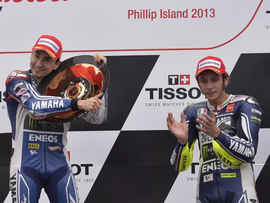 Jorge Lorenzo (kiri) bersama dengan Valentino Rossi (kanan) saat masih bersama di Movistar Yamaha. (motogp.com)