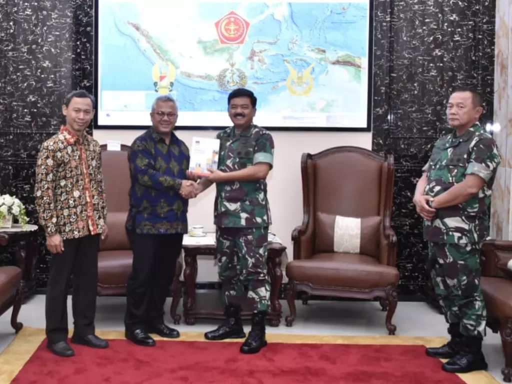 Ketua KPU saat menyerahkan buku laporan penyelenggaraan Pemilu dan Pilpres 2019 kepada Panglima TNI. (Puspen TNI)