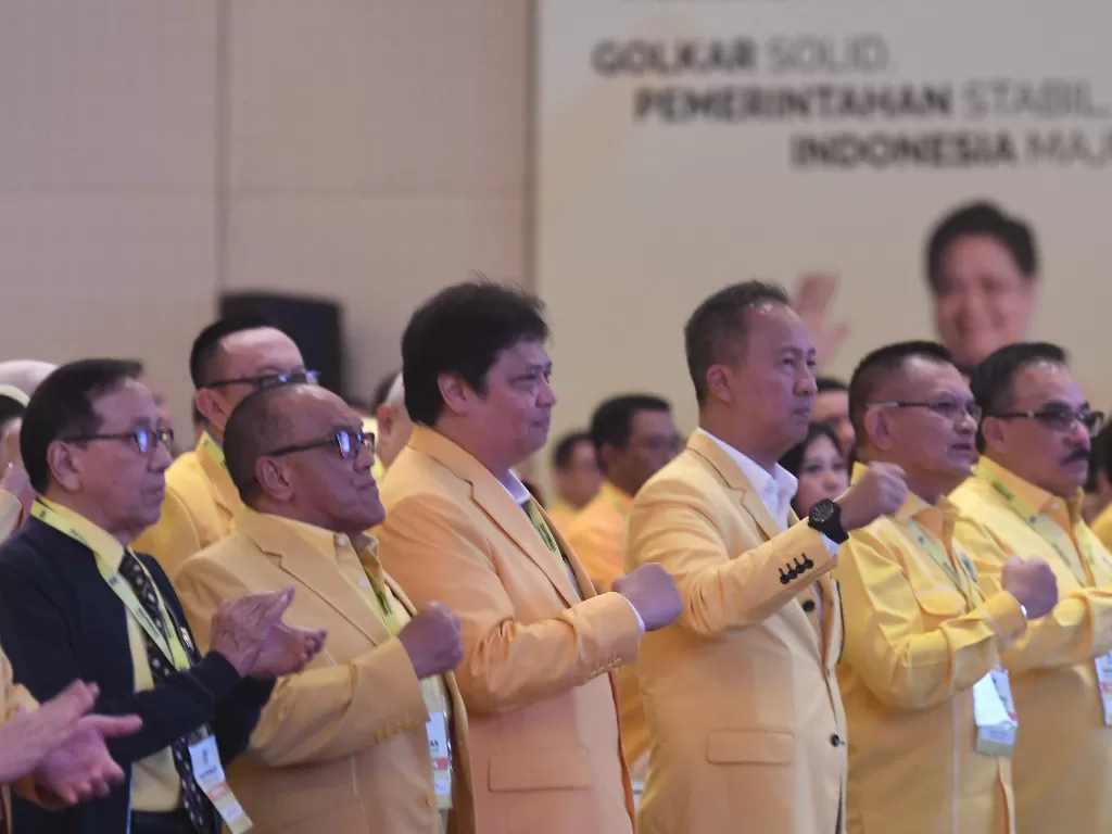  Ketua Umum Partai Golkar Airlangga Hartarto (ketiga kiri) bersama Ketua Dewan Pembina Partai Golkar Aburizal Bakrie (kedua kiri) dan sejumlah pejabat tinggi Partai Golkar. (Antara/Muhammad Adimaja)